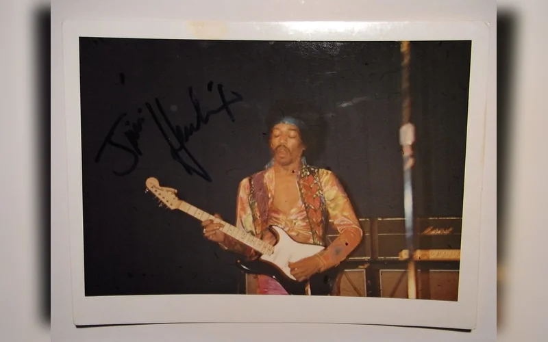 The Humble Beginnings of Jimi Hendrix: From a One-String Ukulele to Guitar Legend