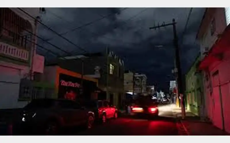 Puerto Rico Restablece Electricidad para Más del 50% de Clientes Tras Apagón Masivo
