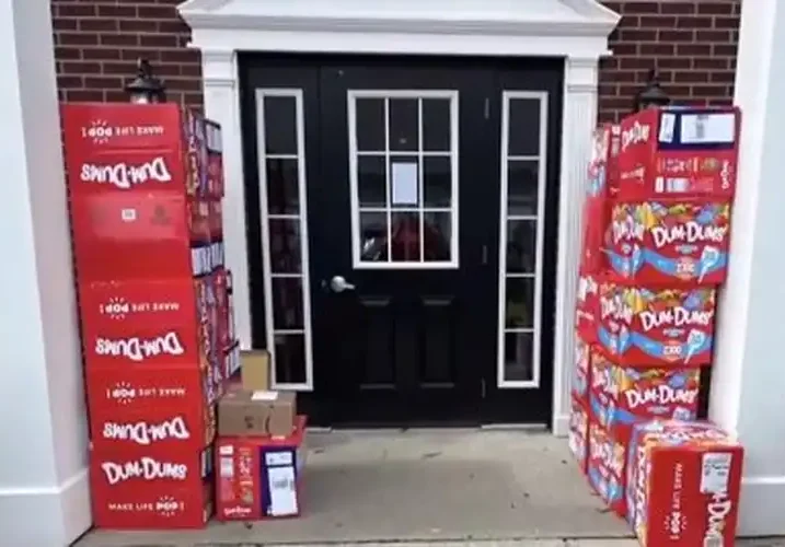 Kentucky Moms Surprise: Son Orders 70,000 Lollipops from Amazon